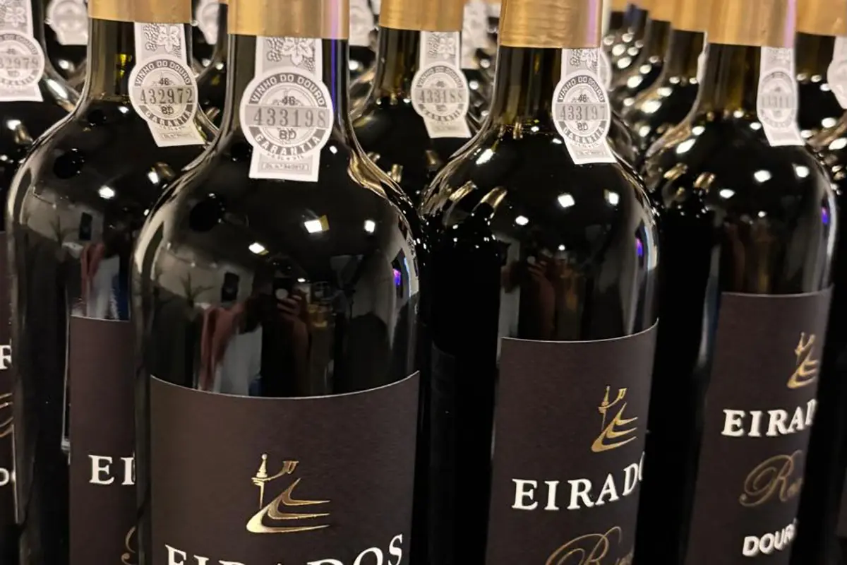 Rijen net gebottelde flessen Eirados Reserva met gouden capsules en het genummerde Douro-zegel.